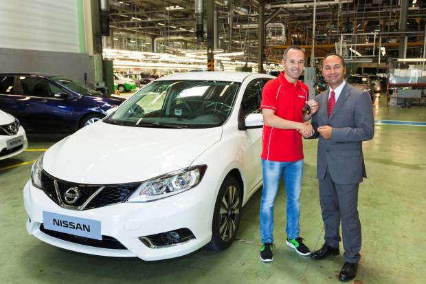 Iniesta visita la fábrica de Nissan y se lleva el primer Pulsar
