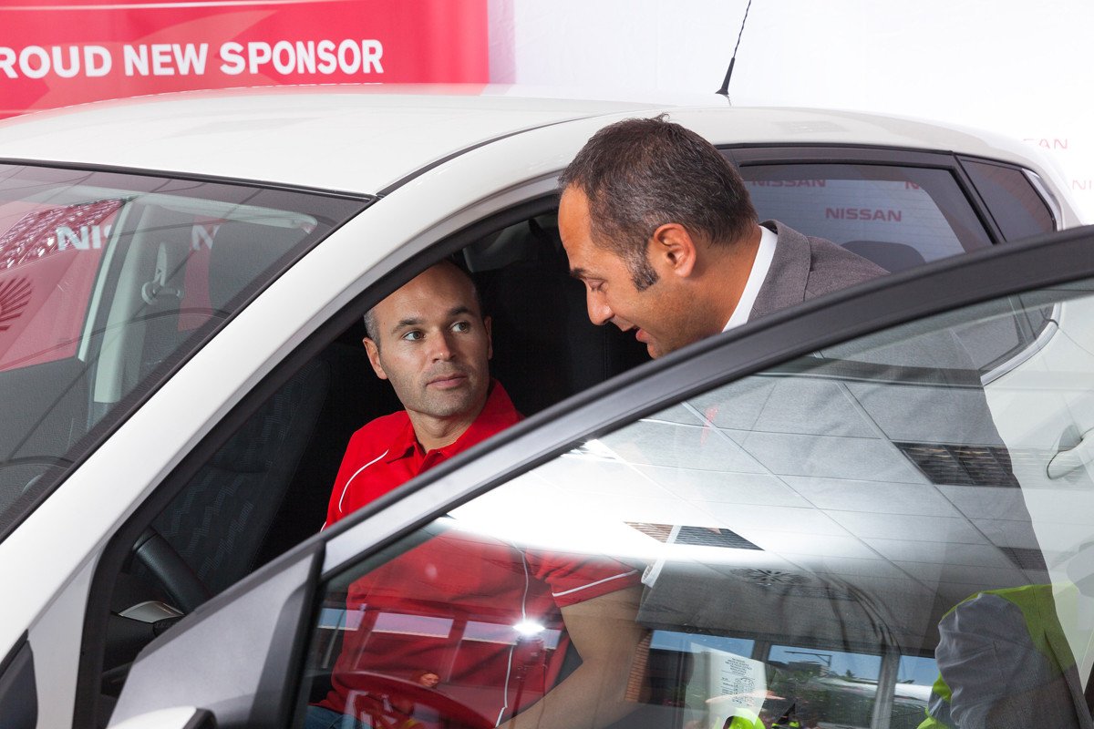 Iniesta visita la fábrica de Nissan y se lleva el primer Pulsar