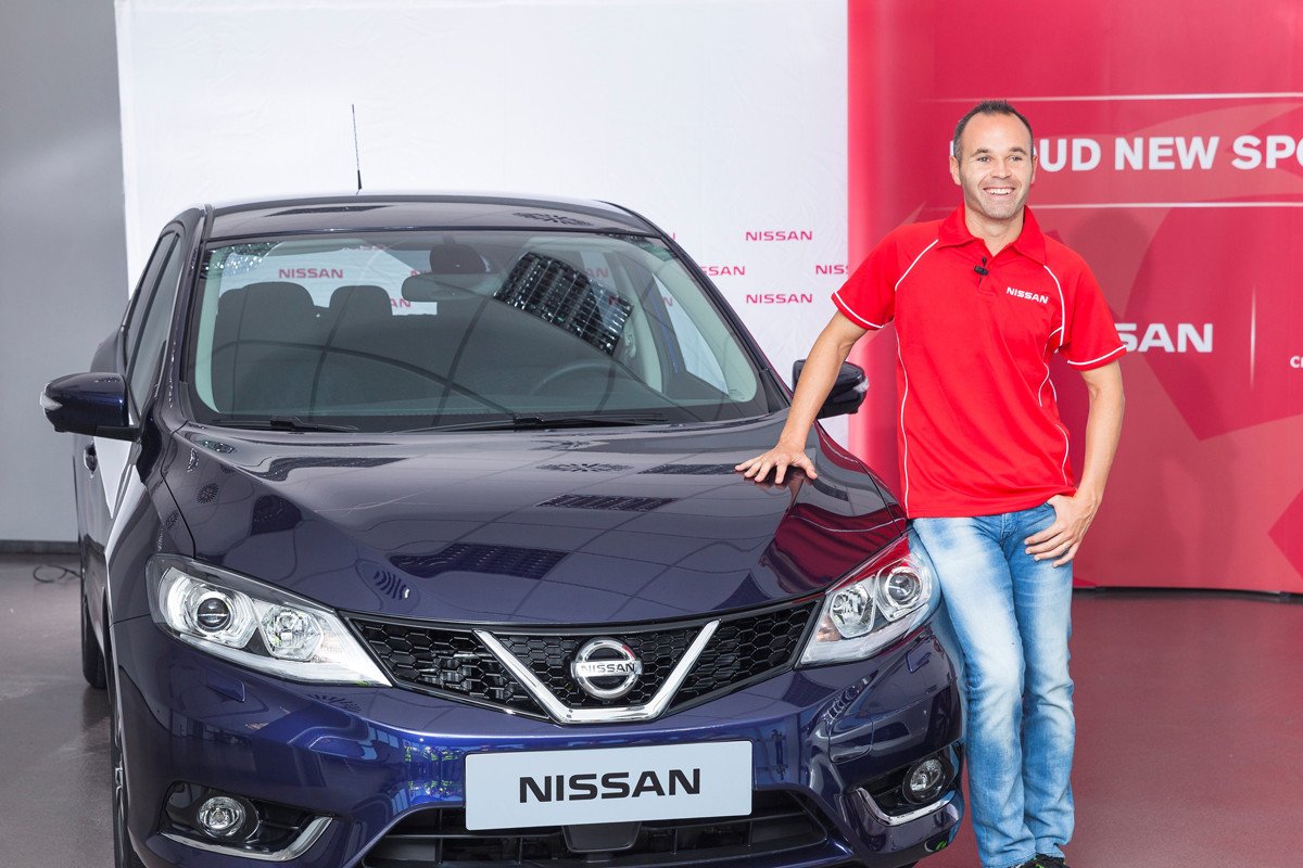 Iniesta visita la fábrica de Nissan y se lleva el primer Pulsar