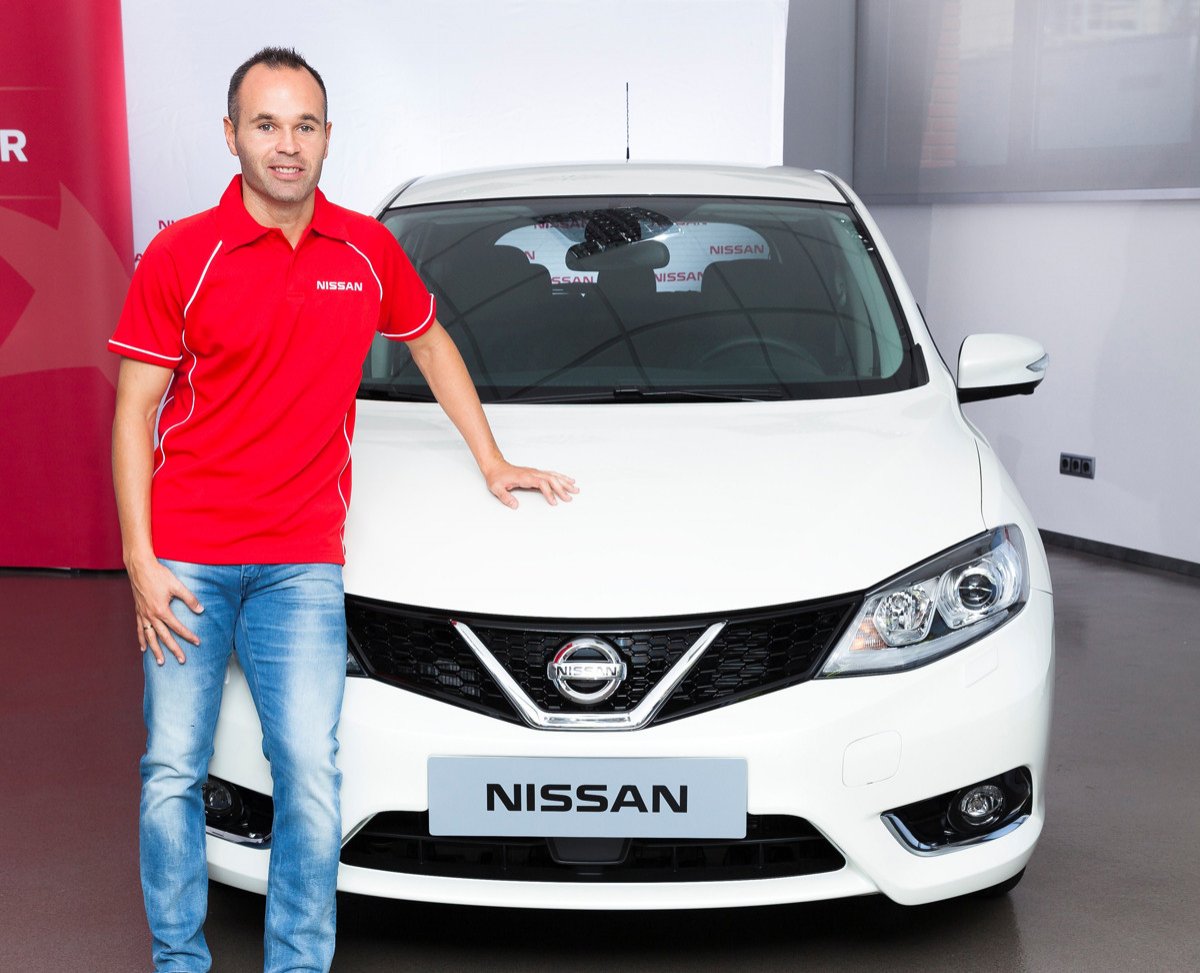 Iniesta visita la fábrica de Nissan y se lleva el primer Pulsar
