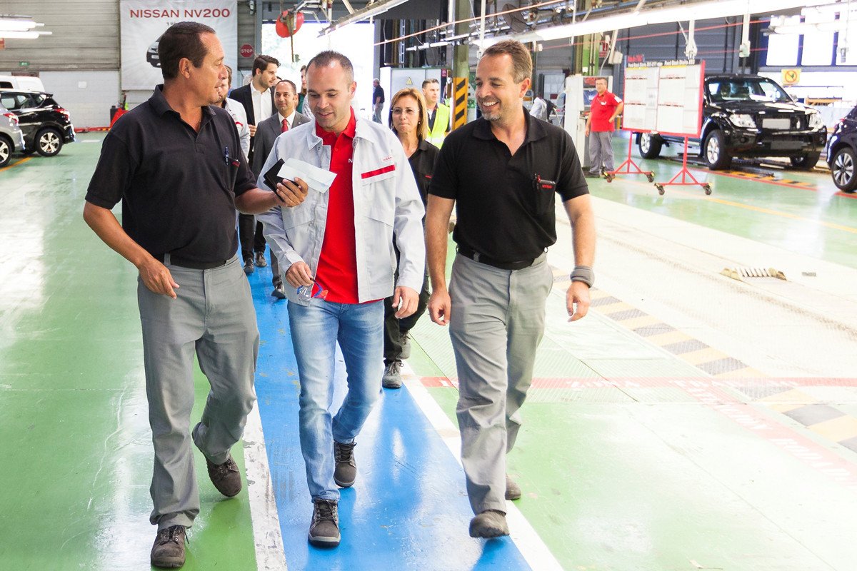 Iniesta visita la fábrica de Nissan y se lleva el primer Pulsar