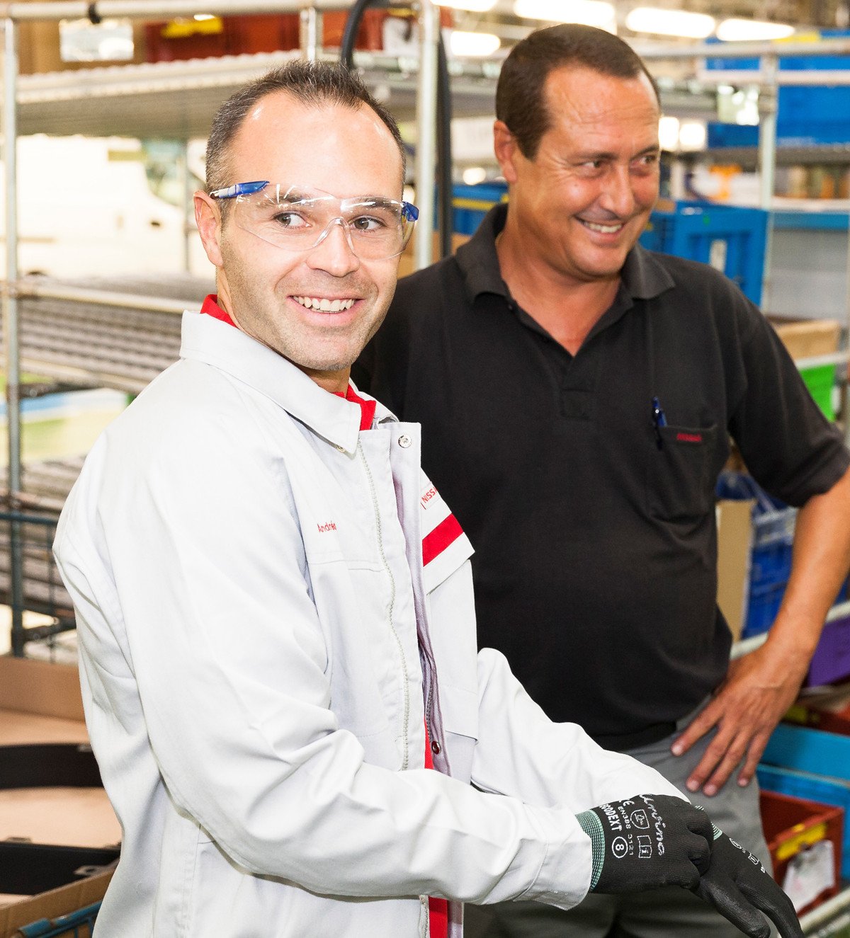 Iniesta visita la fábrica de Nissan y se lleva el primer Pulsar
