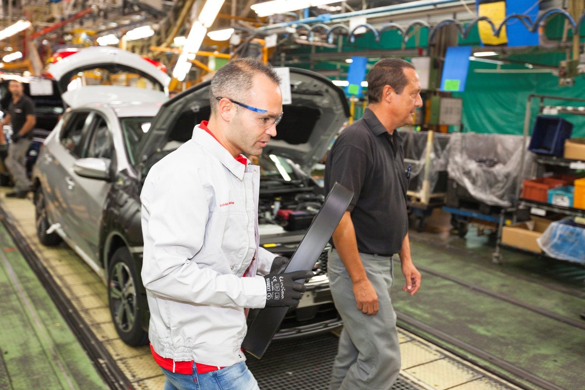 Iniesta visita la fábrica de Nissan y se lleva el primer Pulsar