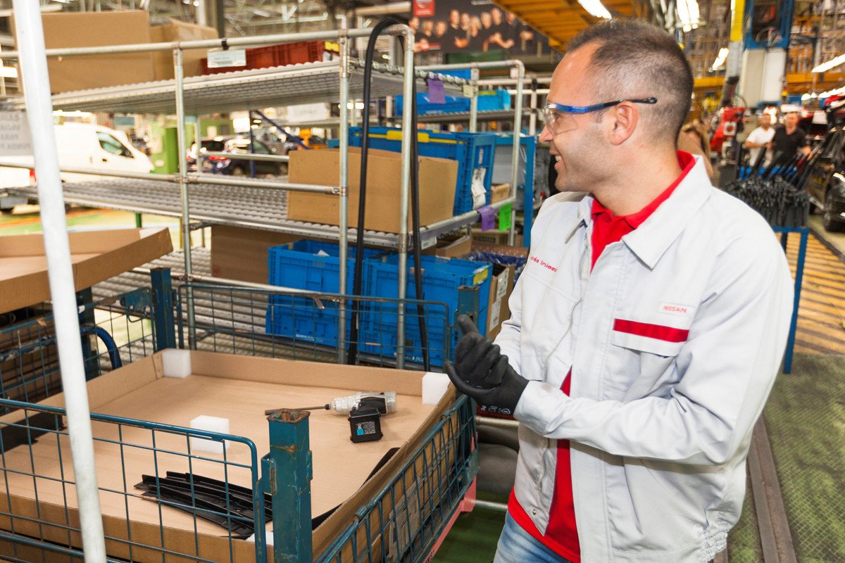 Iniesta visita la fábrica de Nissan y se lleva el primer Pulsar