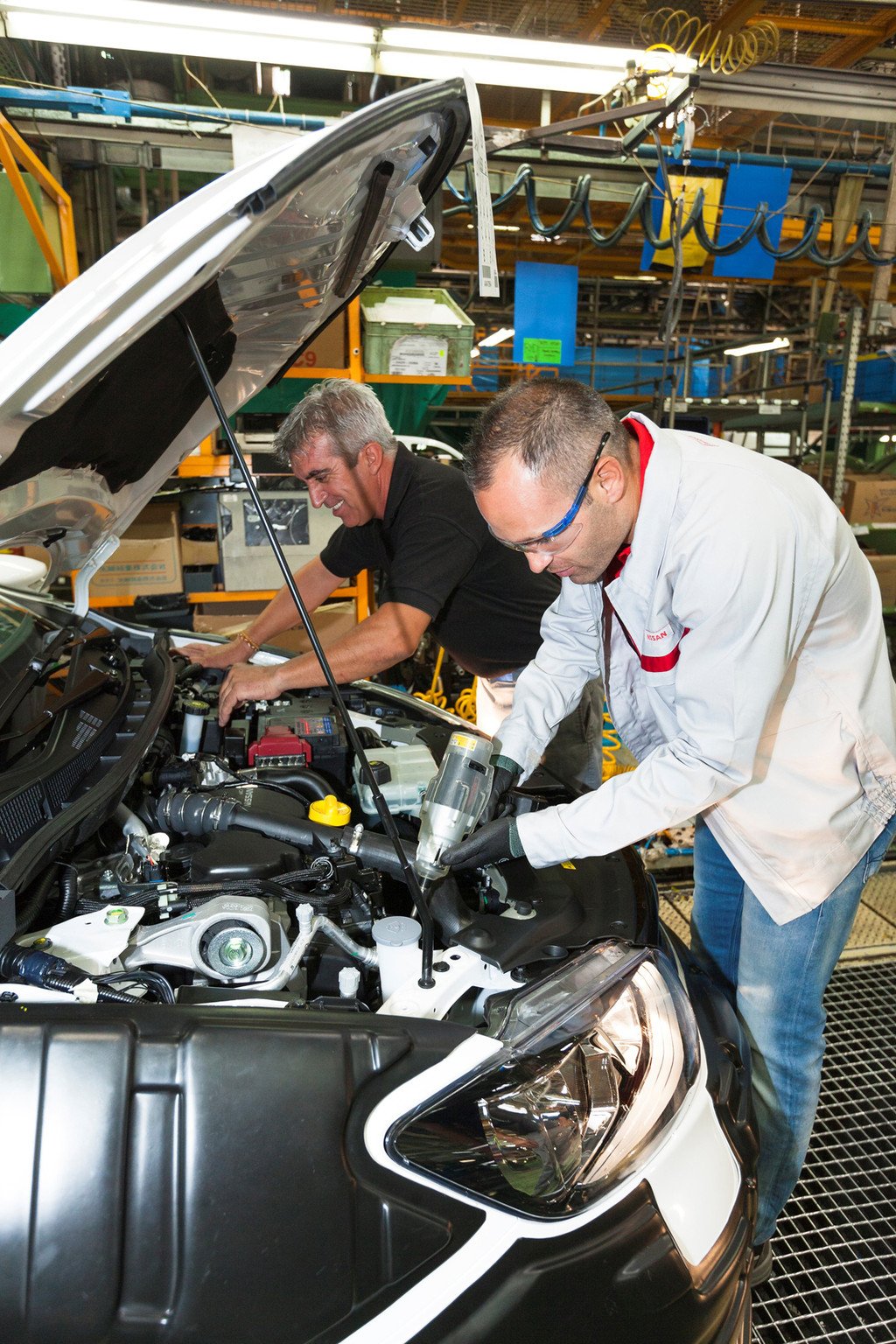 Iniesta visita la fábrica de Nissan y se lleva el primer Pulsar