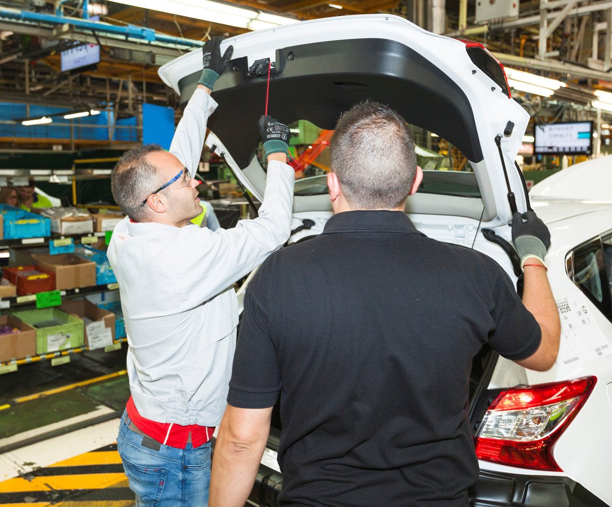 Iniesta visita la fábrica de Nissan y se lleva el primer Pulsar
