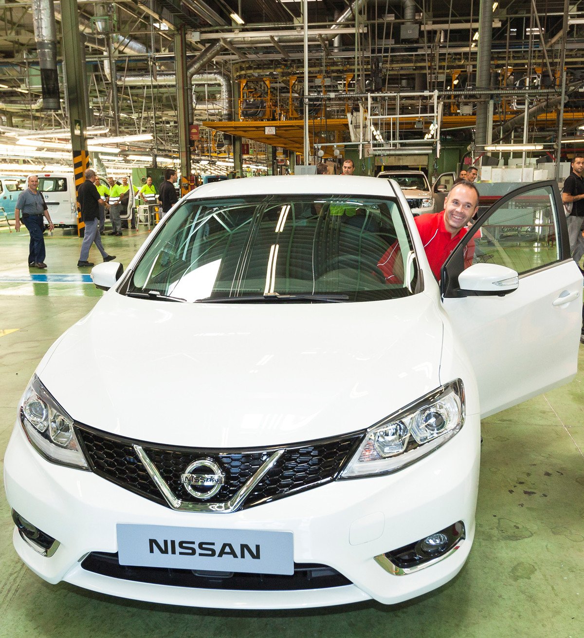 Iniesta visita la fábrica de Nissan y se lleva el primer Pulsar