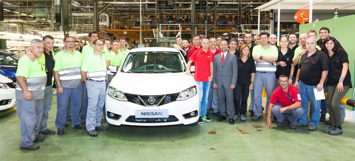 Iniesta visita la fábrica de Nissan y se lleva el primer Pulsar