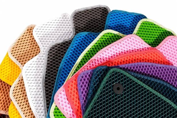 Personaliza tu coche con alfombrillas de colores: resistentes y fáciles de limpiar