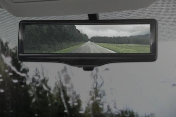 Cómo funciona el nuevo retrovisor inteligente de Nissan