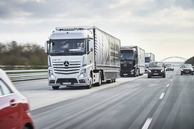 Tres camiones Mercedes autónomos por Europa probando el platooning