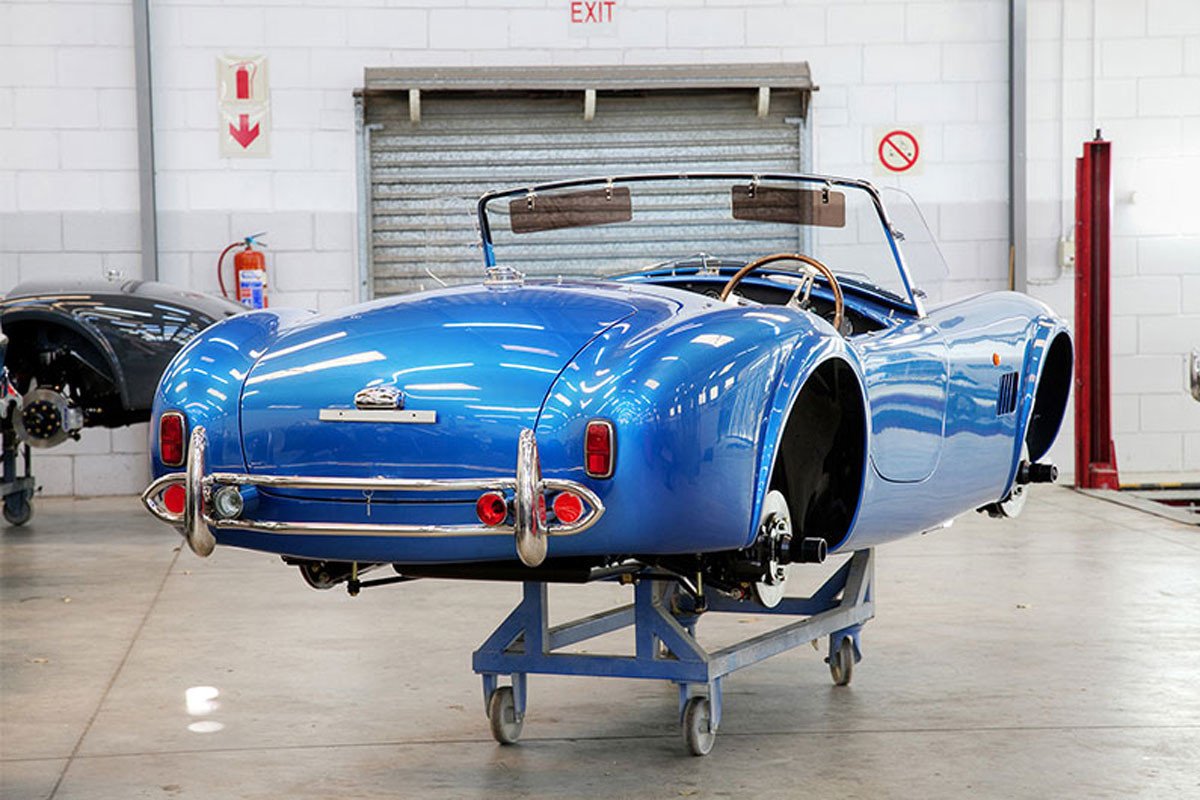 Renace el AC Cobra con una versión de combustión y otra eléctrica