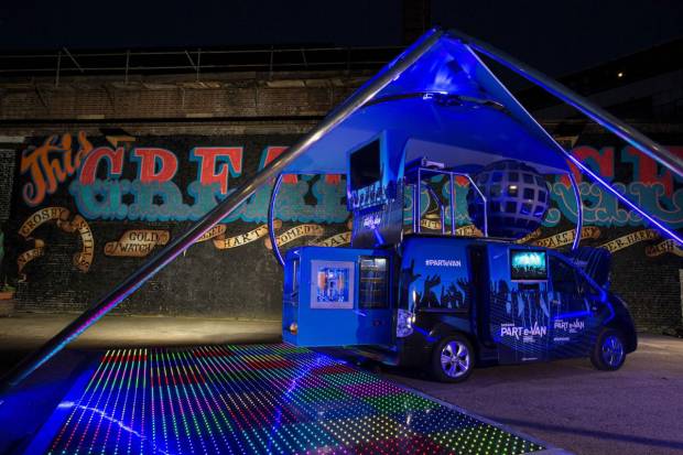 Nissan transforma la e-NV200 en una discoteca móvil