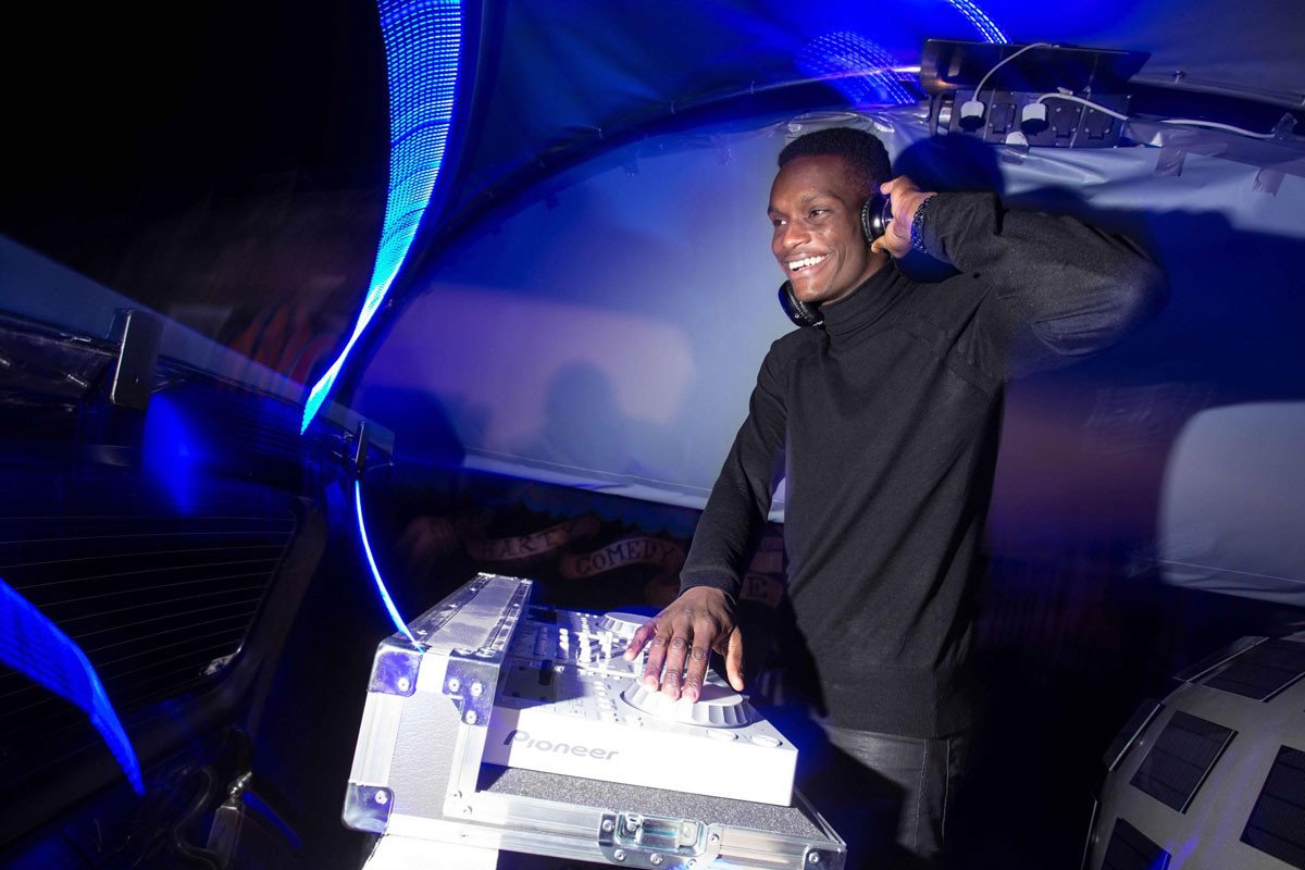 Nissan transforma la e-NV200 en una discoteca móvil