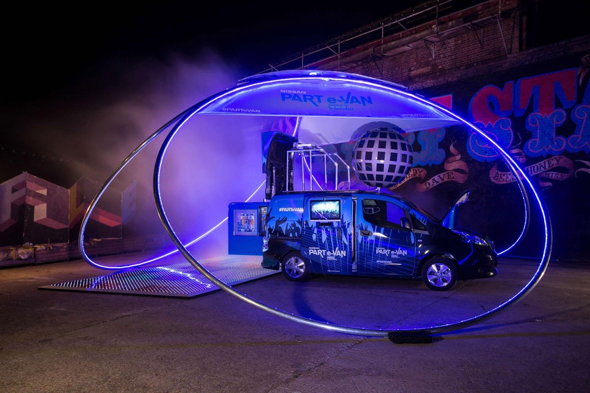Nissan transforma la e-NV200 en una discoteca móvil