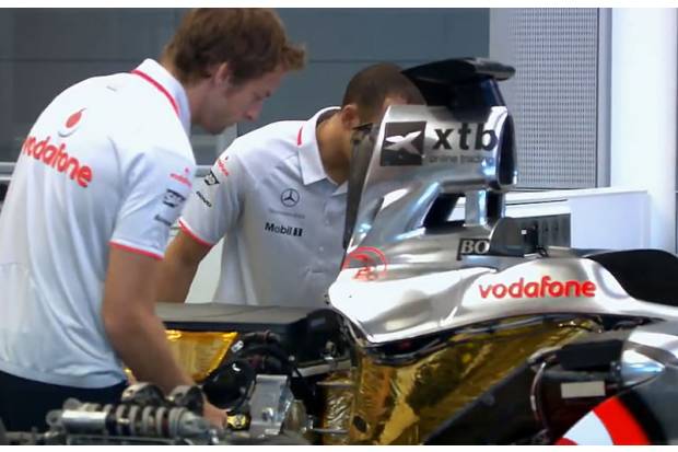 Vídeo: A Lewis Hamilton y Jenson Button les toca montar su F1