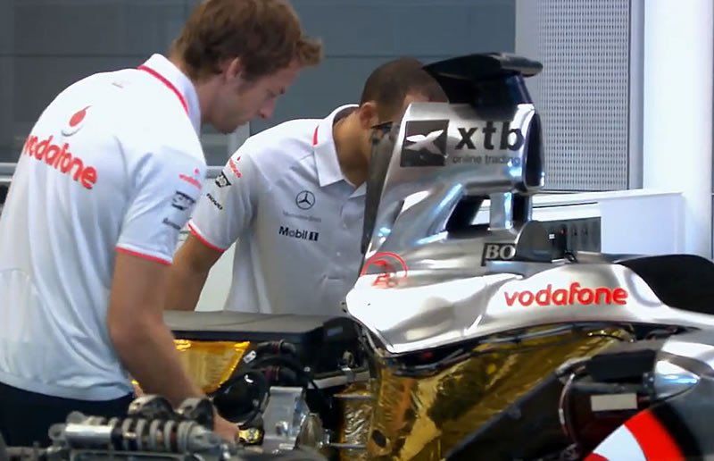 Vídeo: A Lewis Hamilton y Jenson Button les toca montar su F1