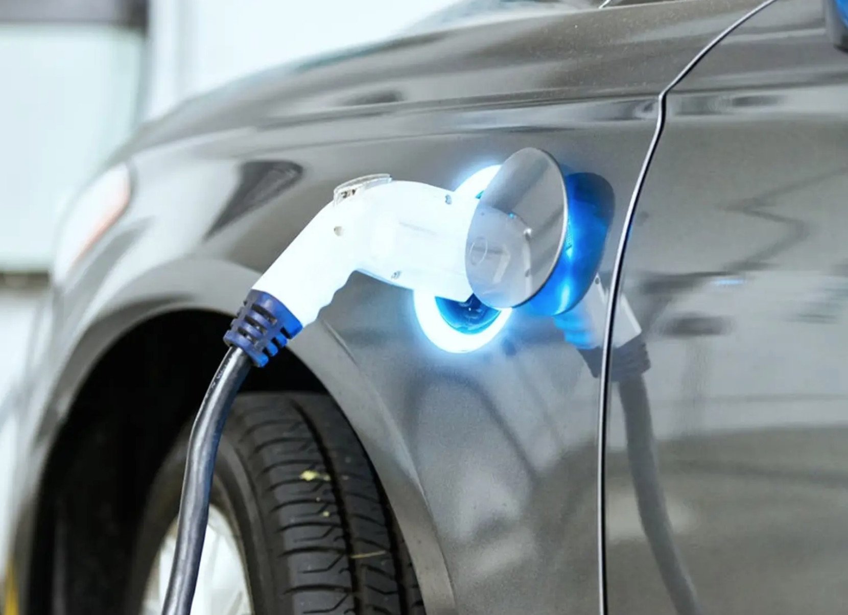 ¿En qué consiste la carga trifásica en coches eléctricos?