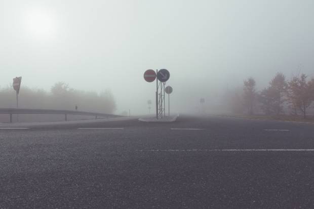 Seis cosas que no debes hacer cuando toca conducir con niebla