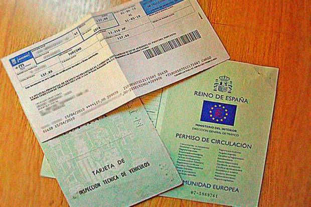 ¿Me pueden multar por no llevar el recibo del seguro en el coche?