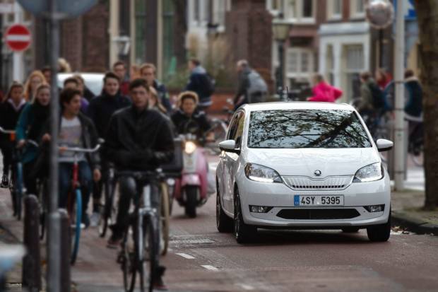 República Checa contra la prohibición de los coches de combustión en 2035