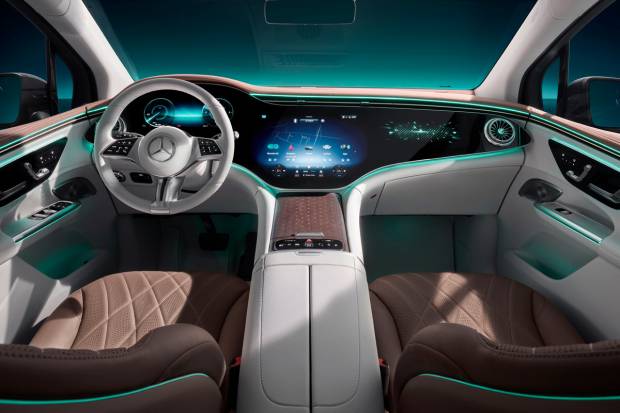 Desveladas primeras fotos del interior del Mercedes EQE SUV que se presenta en octubre