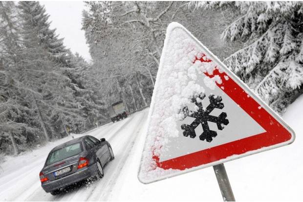 5 cosas que no debes hacer mientras conduces sobre nieve