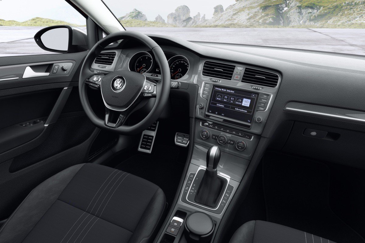 Volkswagen Golf Alltrack, el Golf llega vestido de campo a París