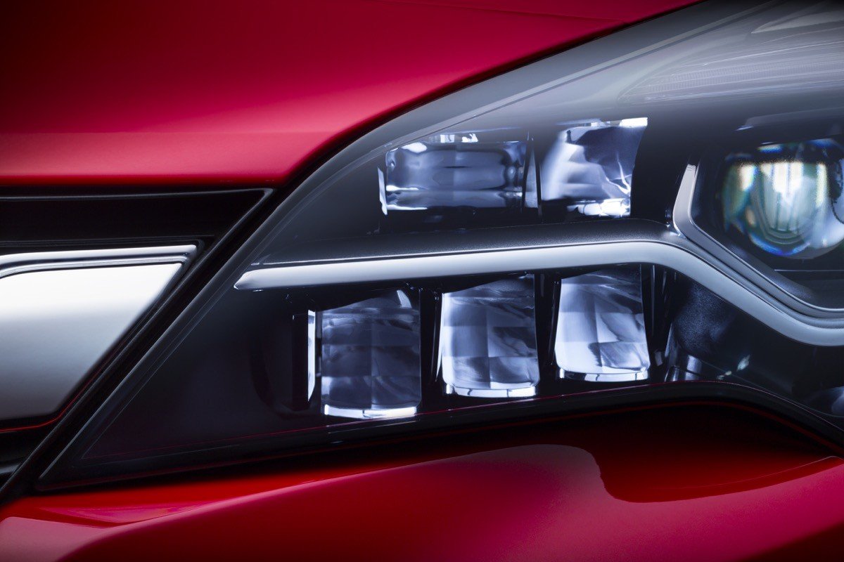 Probamos los faros matriciales IntelliLux LED del nuevo Opel Astra 